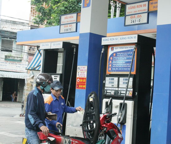 Gasoline prices reduce VND150 a liter on September 30 (Photo: SGGP)